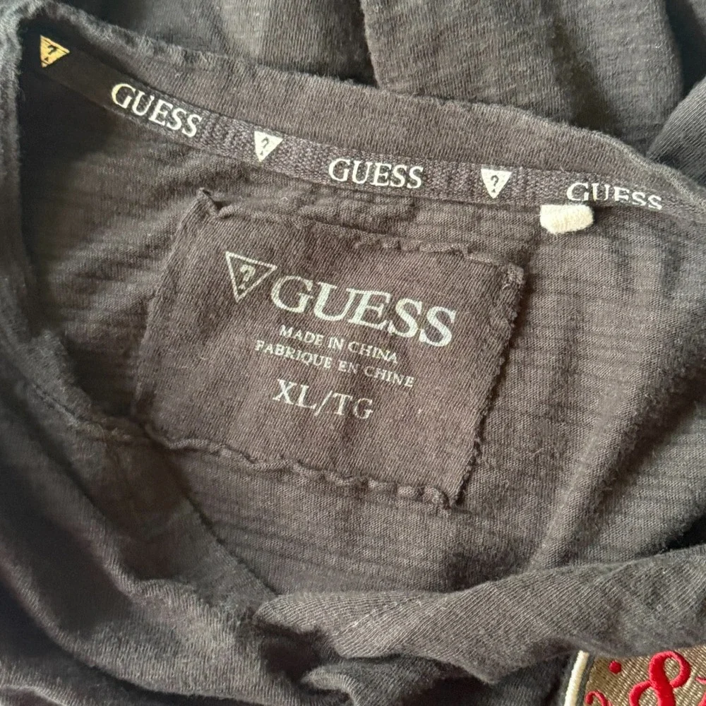 Guess Jeans Mens Graphic T-Shirt XL Black V-Neck Slub Knit Red Contrast Stitch - Picture 4 of 6